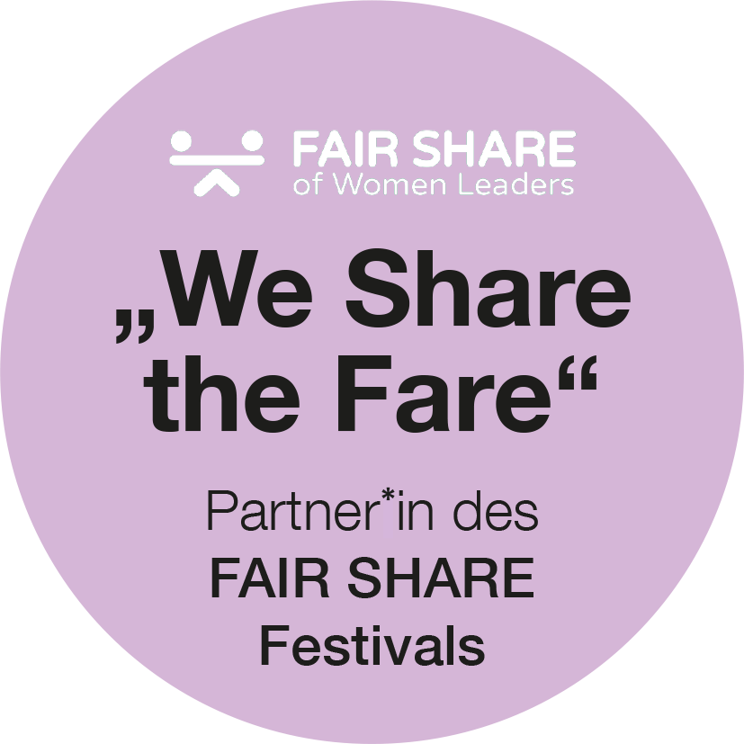 Runder rosa Button mit dem Logo von FAIR SHARE of Women Leaders. Text:  "We Share the Fare", "Parner*in des FAIR SHARE Festival"